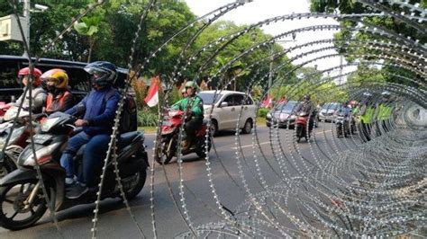 Kawat Berduri Sudah Dipasang Di Depan Gedung Kpu Menjelang Demo Kivlan