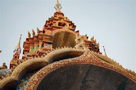 Hermosos Detalles De Las Bellas Artes Tailandesas En El Templo Budista