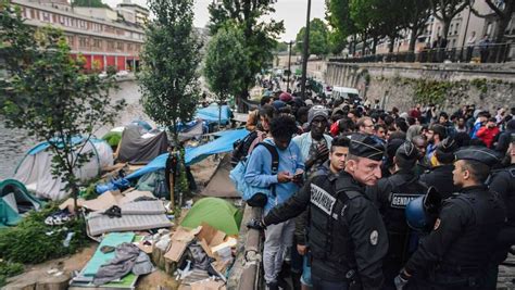 Paris Évacuation Des Deux Derniers Grands Campements De Migrants