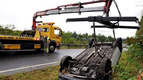 Auto überschlägt sich auf der A7