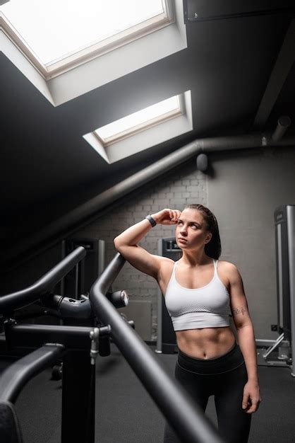 Free Photo | Woman with visible abs doing fitness