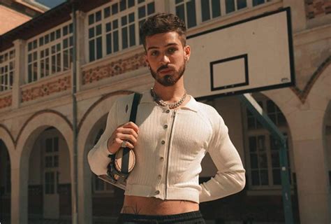 Filho de Leonardo usa cropped durante a Semana da Moda em Paris e vídeo