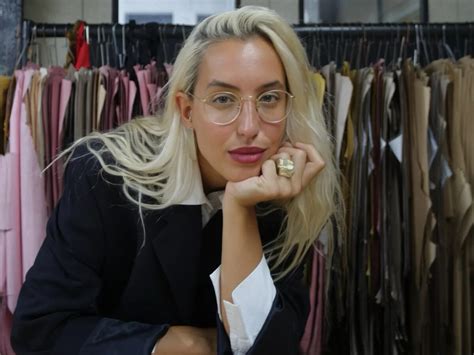 Se Apasionó Por La Moda Y Lanzó En Londres Una Marca De Blazers De Cuero Reciclado Fabricada En