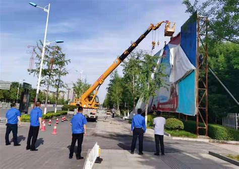 济宁市城市管理局 直通县市区 曲阜综合执法局：清理破损广告 消除安全隐患图