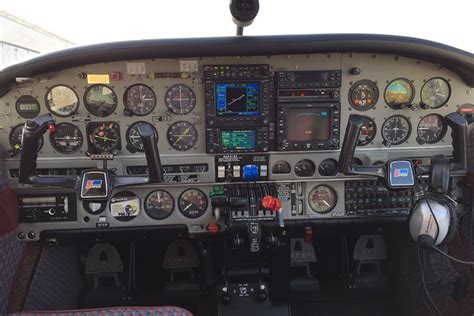 Piper Seneca II Cockpit