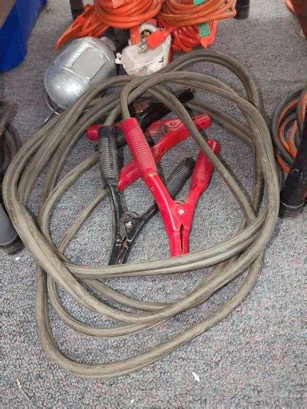 SET OF BATTERY BOOSTER CABLES - Isabell Auction