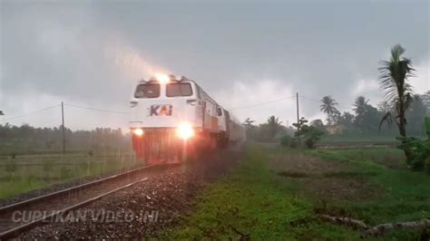 Ngeri Kereta Menembus Kabut Hujan Deras Tetap Ngebut Youtube