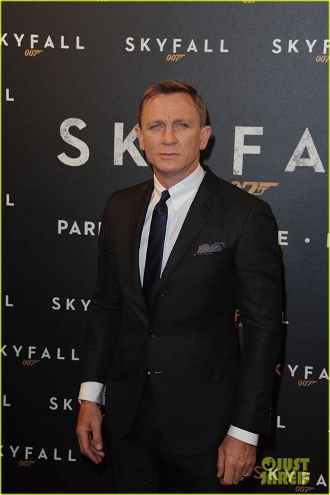 Daniel Craig Javier Bardem Skyfall Paris Premiere Photo