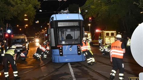 M Nchen Tram Entgleist Kurz Vor Dem Maxmonument Feuerwehr Mit Ersten