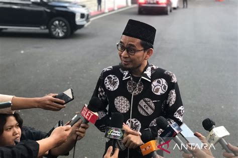 Sosok Ustadz Adi Hidayat Yang Disebut Bakal Jadi Pengganti Gus Miftah