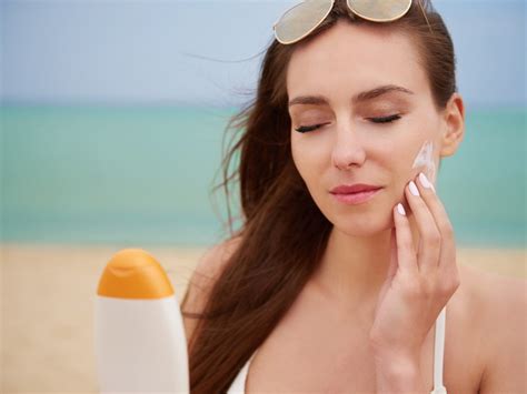 Cómo prevenir arrugas prematuras según expertos en dermatología