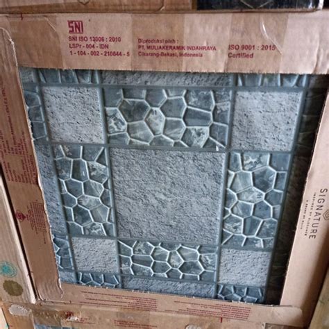 Jual KERAMIK LANTAI GARASI 40x40 KASAR MOTIF BATU ALAM KERAMIK MULIA