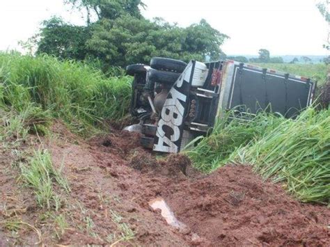 Motorista Tomba Caminhão Carregado De Frutas Ao Desviar De Buraco Na Ms