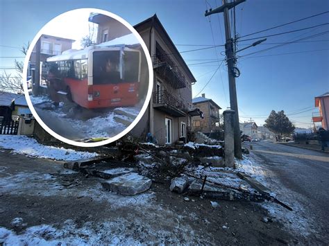 Kr I Lom U Ritopeku Nakon To Je Autobus Uleteo U Dvori Te Ku E