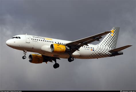 EC MGF Vueling Airbus A319 112 Photo by Rafael Álvarez Cacho ID