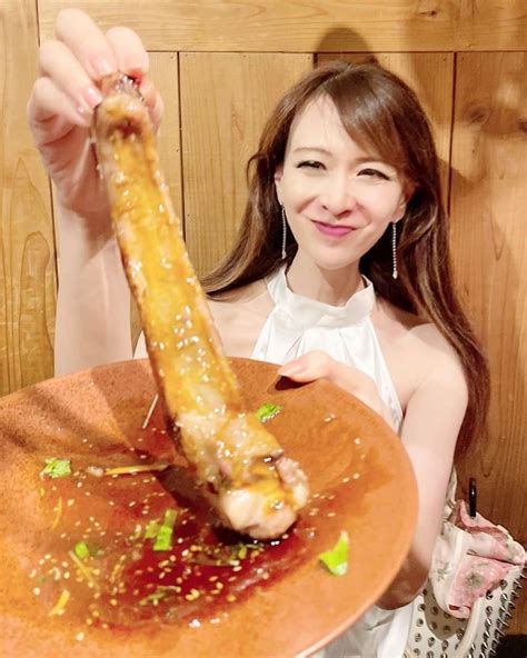 里井真由美さんのインスタグラム写真 里井真由美instagram「荒木町の中華「遊猿 ゆうえん」で夜ご飯♡ 女優の奈美悦子さんに頂いた