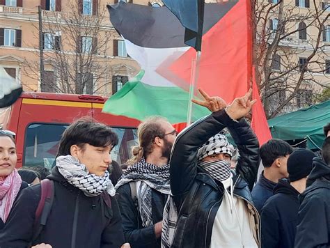 In Piazza Nonostante I Divieti Con La Palestina Contro Le