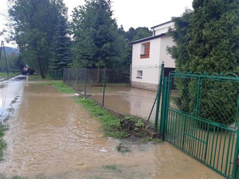 Podtopione domy zalana remiza i drogi Działa już kilkudziesięciu