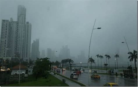 Vías Anegadas Tras Tormentas Con Lluvias Que Azota La Ciudad De Panamá