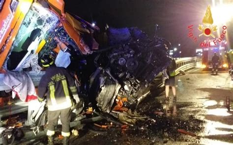 Tir Si Ribalta In Autostrada Nel Cosentino Conducente Incastrato Tra