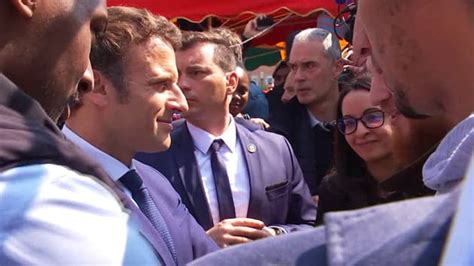 Emmanuel Macron Vis Par Un Jet De Tomates Lors De Sa D Ambulation Sur