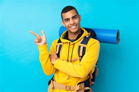 Homem Jovem Alpinista Uma Mochila Grande Sobre Parede Azul Isolada