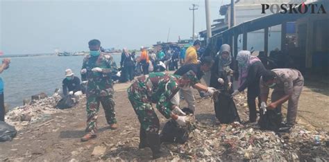 Relawan Dan Unsur Pemkab Pandeglang Bersihkan Sampah Di Pantai Teluk