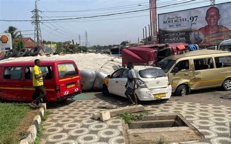 Passengers Injured As Trailer Falls On Trotro And Taxi Cab At Kumasi