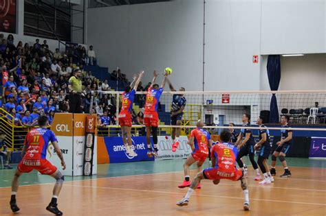 Farma Conde Vôlei São José perde no tie break no primeiro jogo em casa