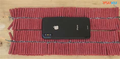 外国小哥用鞭炮炸iphone X 被虐后还能开机科技环球网