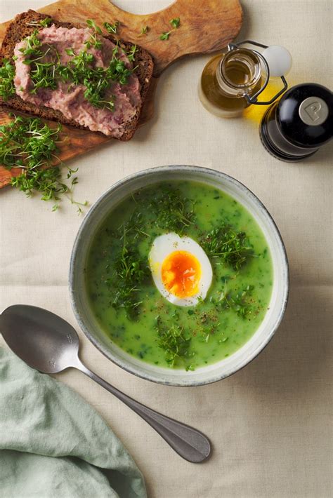 Krämig spenatsoppa med mandelpotatis ägghalvor och rågbröd Recept