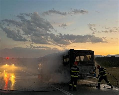 Foto Un Autobuz Plin Cu Pasageri A Luat Foc N Mers Pe Un Drum Din