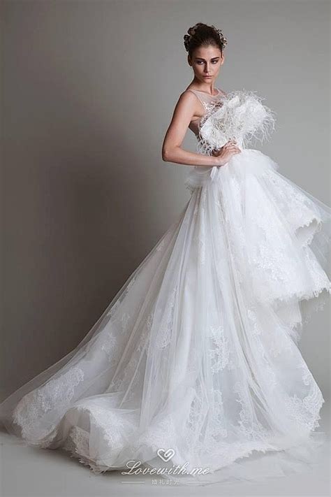 Krikor Jabotian 奢华的金色配饰精致的蕾丝以及精湛的剪裁都让本系列的婚纱更加的大气高雅