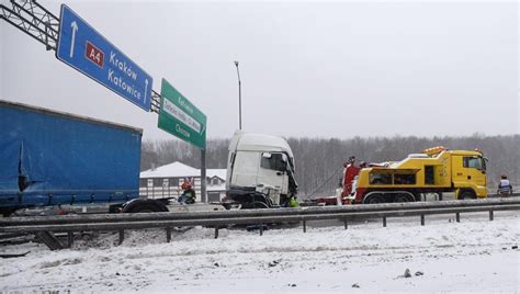 Wypadek Tira Na A W Chorzowie Zablokowane Trzy Pasy Ruchu Trudne