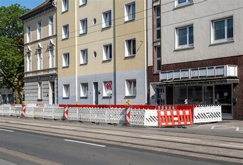 Una Calle Con Un Letrero Que Dice Prohibido Estacionar Foto Premium