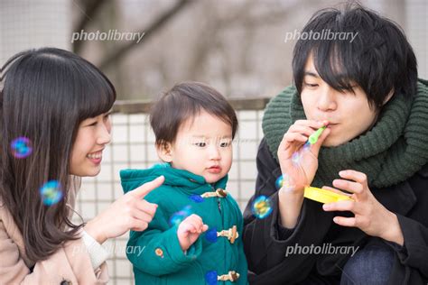 3人家族 写真素材 2013206 フォトライブラリー Photolibrary