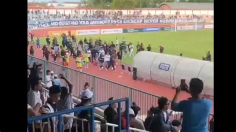 Laga Liga Pscs Cilacap Vs Persekat Tegal Ricuh Yoyok Sukawi Kita