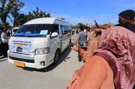 Pelepasan Jamaah Calon Haji Aceh Barat ANTARA Foto