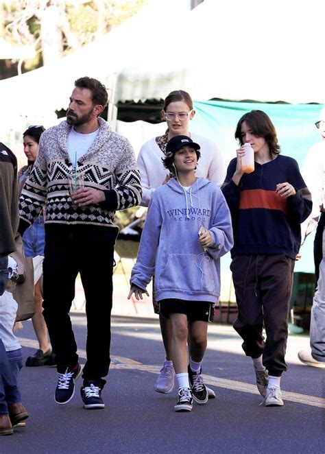 Ben Affleck & Jennifer Lopez Out With Their Kids: Photos – Hollywood Life