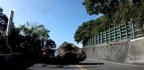 V Deo Mostra Carros Atingidos Por Pedras Durante Terremoto Em Taiwan