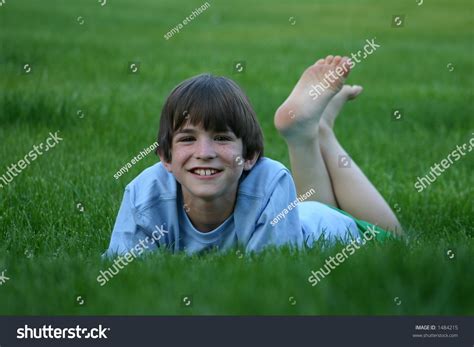 Boy Laying In Grass Arkivbilde 1484215 : Shutterstock