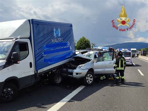 Incidente Sull A Coinvolto Un Fuoristrada Che Trasportava Cavalli