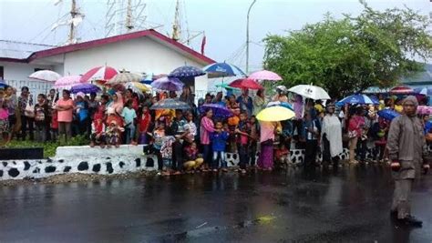 Diguyur Hujan Masyarakat Lembata Tetap Antusias Ke Lokasi Puncak