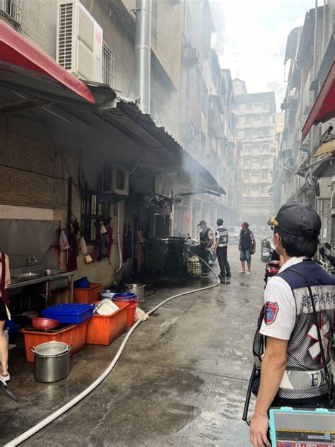 快訊／高雄瑞隆路知名燒肉飯店「油煙管」起火！現場竄白煙 警消出水搶救