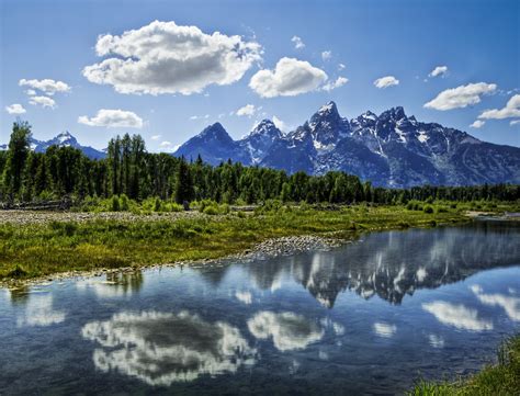 Fondos de pantalla río Nubes reflexión montañas madera armonía