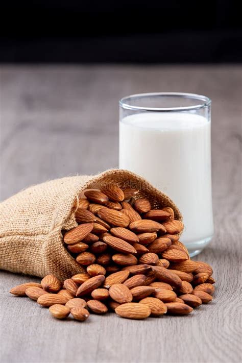 Vaso De Leche De Almendra En Un Vaso Con Semillas De Almendras Fondo