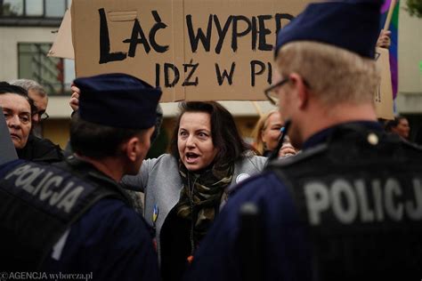 Interweniujący poseł wypchnięty za drzwi komendy policji w Częstochowie