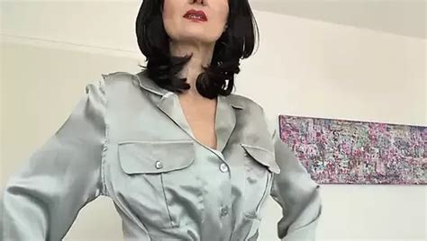 Rasierte Fußball MILF spielt mit ihrer Muschi Nahaufnahme MILF