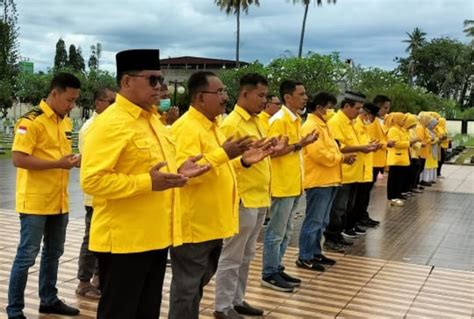 Peringati HUT Ke 58 Partai Golkar Sumbar Gelar Ziarah Dan Tabur Bunga