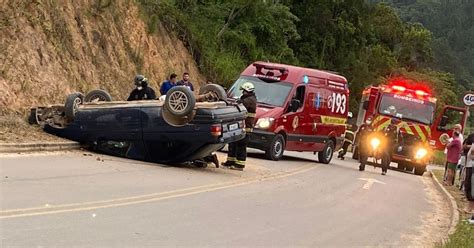 VÍDEO Idoso fica gravemente ferido após capotar carro no Médio Vale